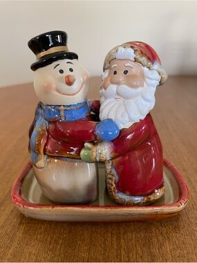 Hugging Santa & Snowman Salt & Pepper Shakers With Tray NEW